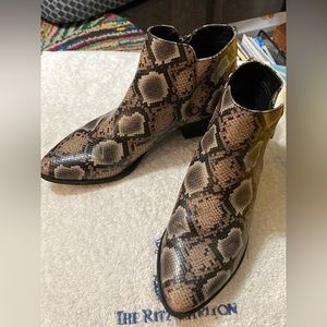 Sam Edelman women’s size 7 1/2 Circus faux snakeskin ankle booties